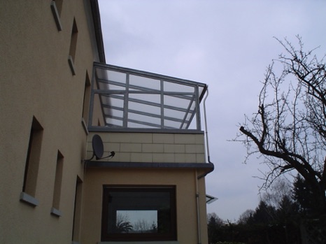 Balkonüberdachung mit Seitenteil als Wetterschutz